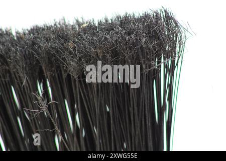 avvicinare la scopa nera appoggiata contro la recinzione delle maglie della catena Foto Stock