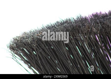 avvicinare la scopa nera appoggiata contro la recinzione delle maglie della catena Foto Stock