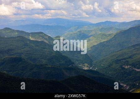 Si avvicina una tempesta nel parco naturale dei Sibillini in Umbria, vicino all'altopiano di Castelluccio di Norcia Foto Stock