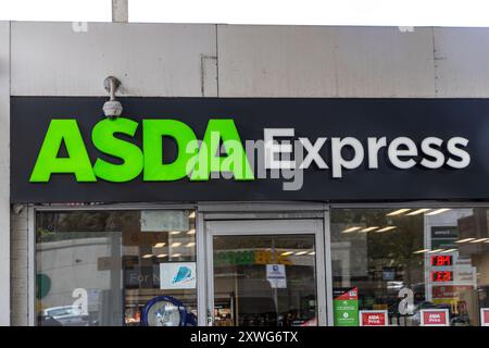 Oxford, Regno Unito - 5 giugno 2024: Insegna di filiale Asda Express. Versione locale della grande catena di supermercati britannici. Foto Stock