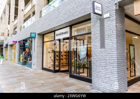 Oxford, Regno Unito - 5 giugno 2024: Russell e Bromley The Westgate Shopping Centre. Foto Stock