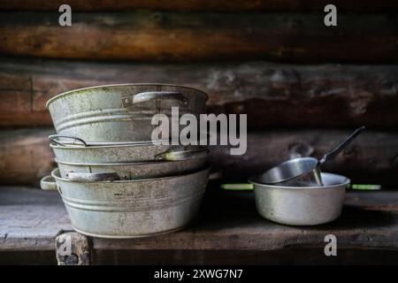 Lavabi vintage in zinco in una sauna affumicata. Lavabi in zinco sulla panca per sauna. Foto Stock