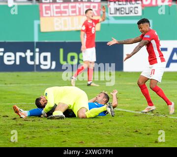 Offenbach, Assia, Germania. 19 agosto 2024. Il portiere dei Kickers Offenbach JOHANNES BRINKIES (1) recupera la palla durante la collisione con 1. ALEKSA MARUSIC (26), attaccante del Magdeburgo, durante una partita di primo turno in Coppa di DFB il 19 agosto 2024 a Offenbach. Offenbach ha vinto, 2-1. (Credit Image: © Scott Coleman/ZUMA Press Wire) SOLO PER USO EDITORIALE! Non per USO commerciale! Foto Stock