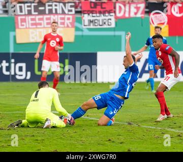 Offenbach, Assia, Germania. 19 agosto 2024. Il portiere dei Kickers Offenbach JOHANNES BRINKIES (1) recupera la palla durante la collisione con 1. ALEKSA MARUSIC (26), attaccante del Magdeburgo, durante una partita di primo turno in Coppa di DFB il 19 agosto 2024 a Offenbach. Offenbach ha vinto, 2-1. (Credit Image: © Scott Coleman/ZUMA Press Wire) SOLO PER USO EDITORIALE! Non per USO commerciale! Foto Stock