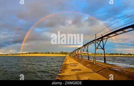 Rainbow Over Industrial Pier presso il Golden Hour Lake Michigan Perspective Foto Stock