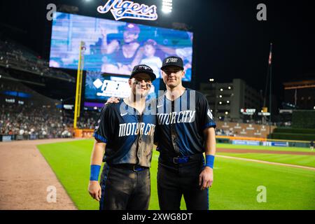 La Major League debutta con i Detroit Tigers, la seconda base Jace Jung (17) e l'interbase dei Detroit Tigers Trey Sweeney (27) durante una partita tra i retroscena Foto Stock