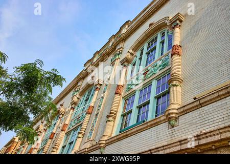 Facciata storica con dettagli decorati e riprese ad angolo basso Foto Stock