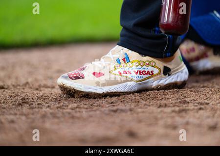 Una vista dettagliata delle scarpe della terza base dei Detroit Tigers, Jace Jung (17), con il Welcome to Fabulous Las Vegas durante una partita tra i Detroit Foto Stock