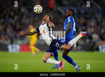 Stephy Mavididi (a sinistra) del Leicester City falla con Cristian Romero (a sinistra) del Tottenham Hotspur durante la partita di Premier League al King Power Stadium di Leicester. Data foto: Lunedì 19 agosto 2024. Foto Stock