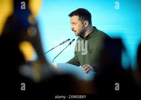 Kiev, Ucraina. 12 agosto 2024. Il presidente ucraino Volodymyr Zelenskyy, pronuncia le sue osservazioni al Forum della gioventù Ucraina, 12 agosto 2024, a Kiev, Ucraina. Credito: Presidenza Ucraina/Ufficio stampa presidenziale ucraino/Alamy Live News Foto Stock