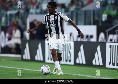 Torino, Italia. 19 agosto 2024. Samuel Mbangula della Juventus FC in azione durante la partita di serie A tra Juventus FC e Como all'Allianz Stadium il 19 agosto 2024 a Torino. Crediti: Marco Canoniero/Alamy Live News Foto Stock