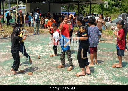 Gare di palafitte e festival locale, Bongkud, Ranau, Sabah, Malesia. Foto Stock