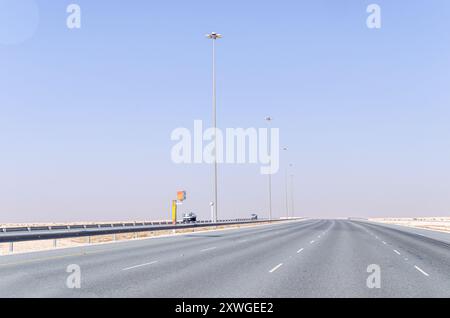 Una telecamera di monitoraggio della velocità del veicolo su un'autostrada Foto Stock