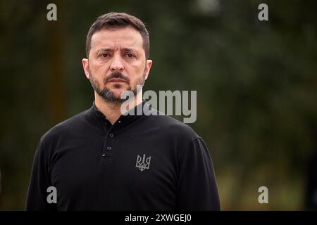 Kiev, Ucraina. 4 agosto 2024. Il presidente ucraino Volodymyr Zelenskyy, pronuncia le sue osservazioni durante una celebrazione dell'Air Force Day, 4 agosto 2024, in un luogo sconosciuto in Ucraina. Durante l'evento Zelenskyy svelò il primo gruppo di Lockheed Martin F-16 Fighting Falcon. Credito: Presidenza Ucraina/Ufficio stampa presidenziale ucraino/Alamy Live News Foto Stock