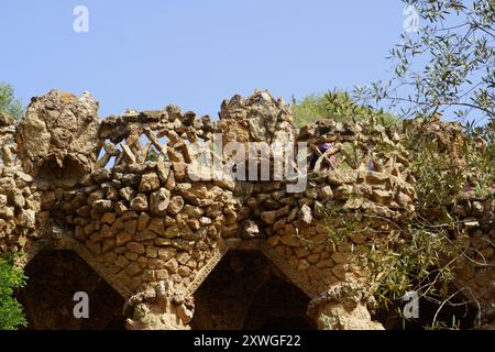 Vista di una passerella in pietra nel famoso Parco Guell, a Barcellona, Spagna Foto Stock