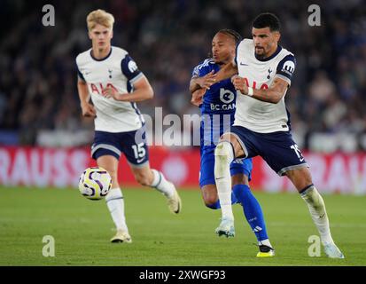 Dominic Solanke (a destra) del Tottenham Hotspur è una sfida di Bobby Decordova-Reid (centro) del Leicester City durante la partita di Premier League al King Power Stadium di Leicester. Data foto: Lunedì 19 agosto 2024. Foto Stock