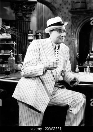 MAX MILLER in piedi al bar del pub in RINGRAZIARE EVANS 1938 regista ROY WILLIAM NEILL storia Edgar Wallace scrittori John Dighton John Meehan Jr. E Austin Melford produttore Irving Asher Warner Brothers - First National Productions Foto Stock