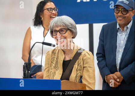 New York, Stati Uniti. 19 agosto 2024. NEW YORK, NEW YORK - 19 AGOSTO: Elizabeth Kleinhans parla a una cerimonia di taglio del nastro sulla New Urban Upbound Federal Credit Union Branch il 19 agosto 2024 nel quartiere Astoria del Queens a New York City. Crediti: Ron Adar/Alamy Live News Foto Stock