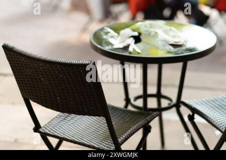 alimenti compostaggio ambientale rifiuti riciclaggio ambiente spazzatura tavolo buccia sporco avanzi sedia Foto Stock