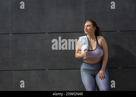 Giovane donna in sovrappeso in abbigliamento sportivo dopo l'allenamento Foto Stock