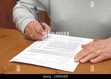 La donna compila un modulo, il testamento vivente, la Germania Foto Stock