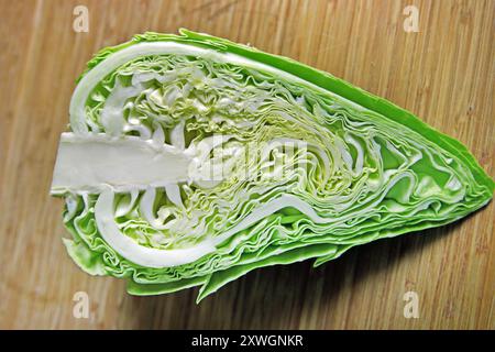 Cavolo appuntito, cavolo hispi (Brassica oleracea var. capitata f. acuta), cavolo appuntito in sezione longitudinale Foto Stock