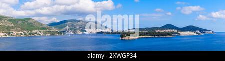 Ingresso al porto di Dubrovnik con l'isola di Daksa e Franjo tuđPonte MAN. Vista aerea, formato panoramico, Croazia, Dubrovnik Foto Stock