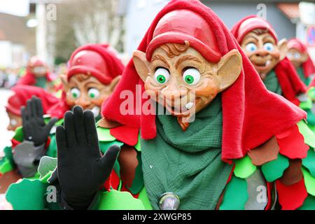 Sciocchi in abito elegante alla sfilata del carnevale svevo-alemenico, Germania, Baden-Wuerttemberg, Svevia Foto Stock