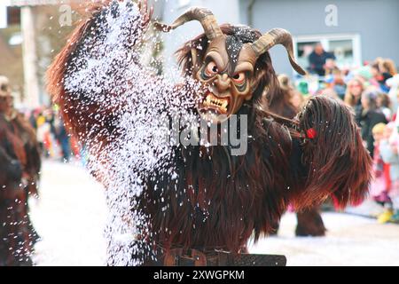 Figure spaventose alla sfilata di carnevale svevo-alemenico, Germania, Baden-Wuerttemberg, Svevia Foto Stock