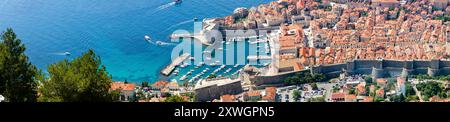 Città vecchia e porto di Dubrovnik. Vista aerea, formato panoramico, Croazia, Dubrovnik Foto Stock