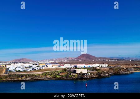 Vista di Arrecife dal mare, baia di Arrecife con Castillo de San José, Museo di Arte Contemporanea, Isole Canarie, Lanzarote, Arrecife Foto Stock