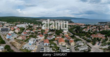 Vista aerea del porto principale della città di Krk sull'isola croata con le mura della città, il castello di Frankopan, i tetti rossi, la cattedrale, il monastero benedettino, Foto Stock