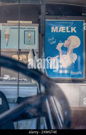 Un poster vintage "Maelk" (latte) in un camion del gelato in Danimarca Foto Stock