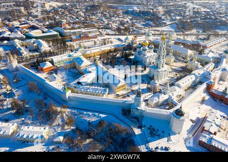Vista dal drone della Trinity-Sergius Lavra e quartieri residenziali della città di Sergiev Posad. Foto Stock