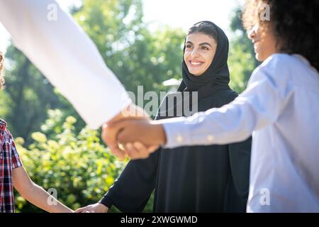 Immagine cinematografica di una famiglia degli emirates che trascorre del tempo al parco Foto Stock