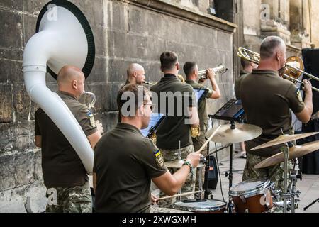 Leopoli, Ucraina, 18 agosto 2024 il gruppo musicale militare ucraino Siver Orchestra si esibisce in una raccolta fondi per l'esercito ucraino nella città di Leopoli in Foto Stock