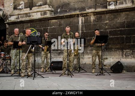 Leopoli, Ucraina, 18 agosto 2024 il gruppo musicale militare ucraino Siver Orchestra si esibisce in una raccolta fondi per l'esercito ucraino nella città di Leopoli in Foto Stock