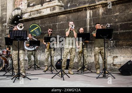 Leopoli, Ucraina, 18 agosto 2024 il gruppo musicale militare ucraino Siver Orchestra si esibisce in una raccolta fondi per l'esercito ucraino nella città di Leopoli in Foto Stock