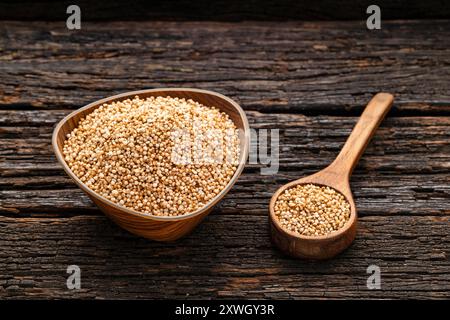 Semi di amaranto organici nella ciotola e cucchiaio - Amaranthus. sfondo in legno Foto Stock