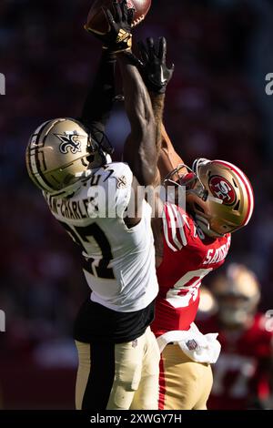 18 agosto 2024; Santa Clara, CA, Stati Uniti; il cornerback dei New Orleans Saints Shemar Jean-Charles (27) e il tight end dei San Francisco 49ers Eric Saubert (82) fig Foto Stock