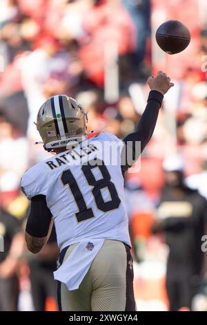 18 agosto 2024; Santa Clara, CA, Stati Uniti; il quarterback dei New Orleans Saints Spencer Rattler (18) lanciò il football durante il secondo quarto contro la Foto Stock