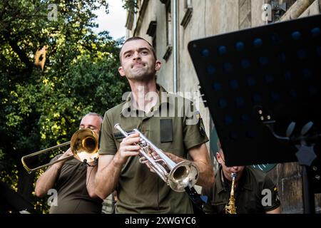 Leopoli, Ucraina, 18 agosto 2024 il gruppo musicale militare ucraino Siver Orchestra si esibisce in una raccolta fondi per l'esercito ucraino nella città di Leopoli in Foto Stock