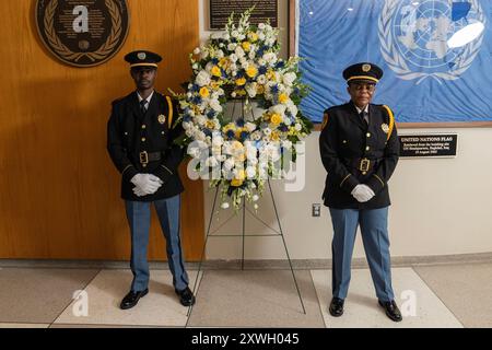 New York, Stati Uniti. 19 agosto 2024. Cerimonia di deposizione delle ghirlande per commemorare il 21° anniversario dell'attentato a Baghdad presso la sede delle Nazioni Unite a New York il 19 agosto 2024. (Foto di Lev Radin/Sipa USA) credito: SIPA USA/Alamy Live News Foto Stock