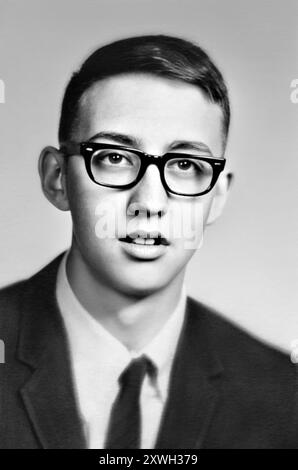 1968 CA , Parsons , Kansas , USA : The American LGBTQ attivista e artista GILBERT BAKER ( 1951 - 2017 ), quando era giovane di 17 anni, dall'Hight School Yearbook . Baker fu il creatore della BANDIERA RAINBOW PRIDE nel 1978 . Amico del politico gay Harvey Milk a San Francisco. Fotografo sconosciuto. - STORIA - FOTO STORICHE - personalità da giovani giovani - personalità da giovani - RITRATTO - RITRATTO - - POLITICO - POLITICO - POLITICO - POLITICO - POLITICO - GAY - LGBT - LGBTQ - Omosessuale - Omosessualità - OMOSESSUALE - OMOSESSUALE - OMOSESSUALITÀ - BANDIERA ARCOBALENO - BANNER - EMBLEMA - occhiali Foto Stock