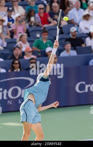 Mason, Ohio, Stati Uniti. 19 agosto 2024. Jannik Sinner (ITA) serve durante il campionato maschile del Cincinnati Open al Lindner Family Tennis Center di Mason, Ohio. (Credit Image: © Scott Stuart/ZUMA Press Wire) SOLO PER USO EDITORIALE! Non per USO commerciale! Crediti: ZUMA Press, Inc./Alamy Live News Foto Stock