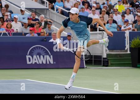 Mason, Ohio, Stati Uniti. 19 agosto 2024. Jannik Sinner (ITA) serve durante il campionato maschile del Cincinnati Open al Lindner Family Tennis Center di Mason, Ohio. (Credit Image: © Scott Stuart/ZUMA Press Wire) SOLO PER USO EDITORIALE! Non per USO commerciale! Crediti: ZUMA Press, Inc./Alamy Live News Foto Stock