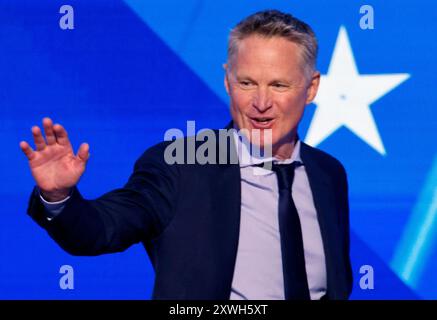 Chicago, Stati Uniti. 19 agosto 2024. Steve Kerr, allenatore di pallacanestro maschile del Team USA e allenatore dei Golden State Warriors, interviene alla Convention Nazionale Democratica del 2024 allo United Center di Chicago, Illinois, lunedì 19 agosto 2024. La convention si terrà da lunedì 19 agosto a giovedì 22 agosto. Foto di Tannen Maury/UPI credito: UPI/Alamy Live News Foto Stock