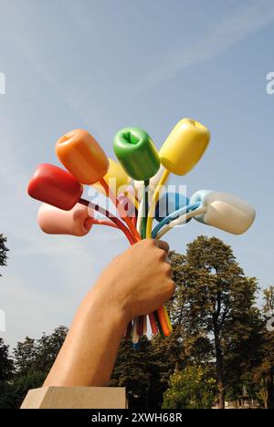 Parigi, Francia - 19 agosto 2024: Bouquet di tulipani, scultura di Jeff Koons Foto Stock