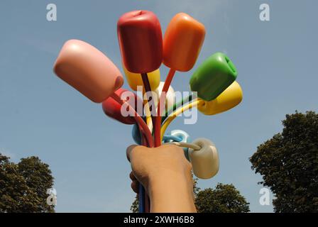 Parigi, Francia - 19 agosto 2024: Bouquet di tulipani, scultura di Jeff Koons Foto Stock