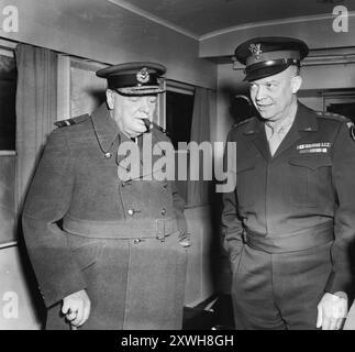 Il primo Ministro britannico Winston Churchill e il Comandante supremo alleato generale Dwight Eisenhower insieme il 14 novembre 1944. Foto Stock